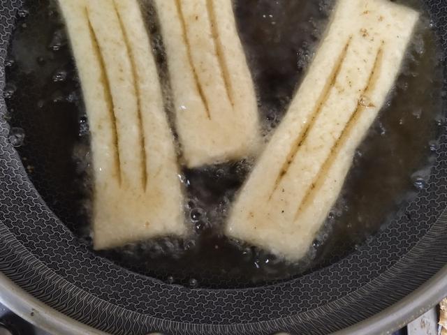 白糖100克 油适量 开水90克 c炸油适量焦作小吃----油炸麻糖的做法