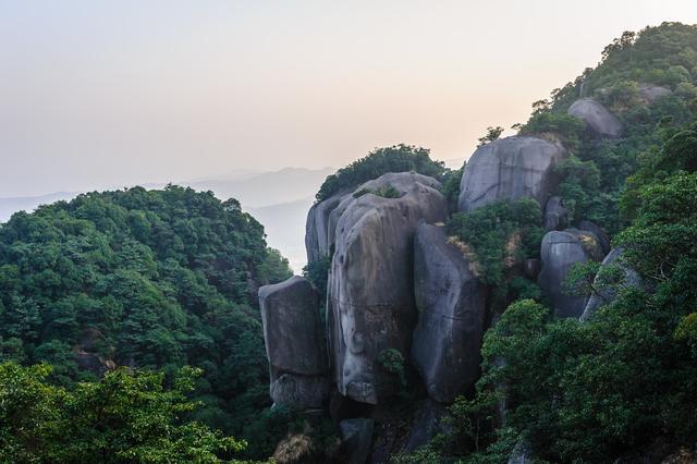 天姥山位于什么地方,梦游天姥吟留别(包含拨云尖、细尖、大尖等山峰) 天姥山位于什么地方,梦游天姥吟留别(包含拨云尖、细尖、大尖等山峰)