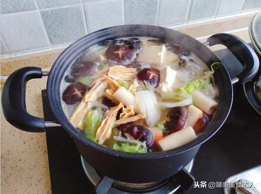 吃清汤火锅涮什么菜好吃，吃清汤火锅涮什么菜好吃呢（试试这样的清汤小火锅）