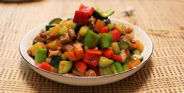爆炒三丁的做法好吃程度不输饭店，爆炒三丁最家常的做法