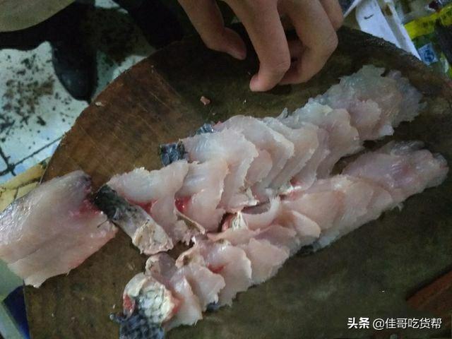 酸菜鱼怎么切鱼片，酸菜鱼的鱼片怎么腌制（教你酸菜鱼如何切鱼片没鱼刺）