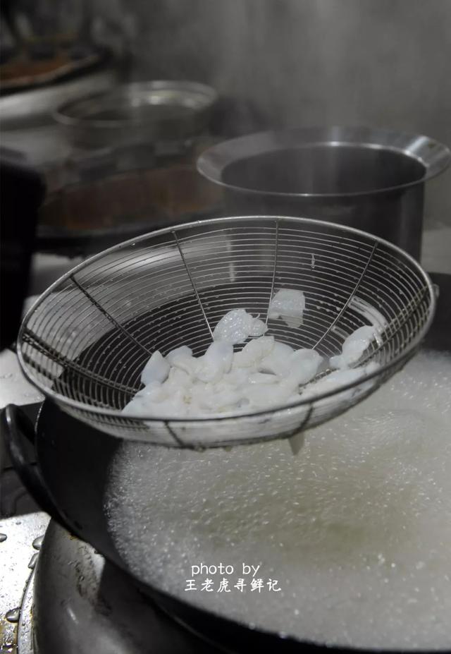 酸辣乌鱼蛋汤做法，一道美妙如花的鲁菜名菜烩乌鱼蛋汤