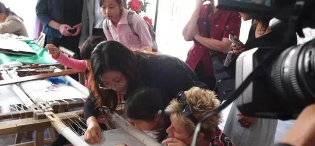 唯美星空怎么画出来，怎么画出美丽的星空（美女用一根针“画”出万种绚丽星空）