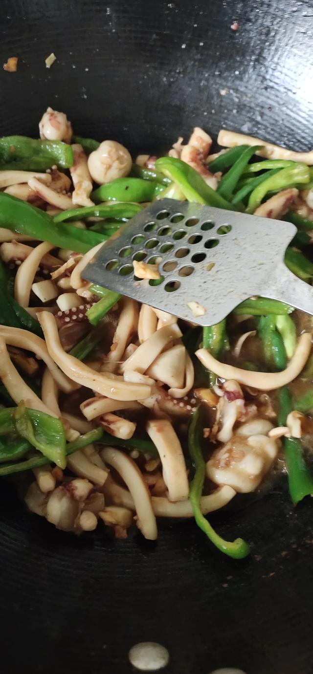 教你做美味的鱿鱼炒青椒,鱿鱼炒青椒的做法窍门(下饭下酒好佳肴) 教你做美味的鱿鱼炒青椒,鱿鱼炒青椒的做法窍门(下饭下酒好佳肴)