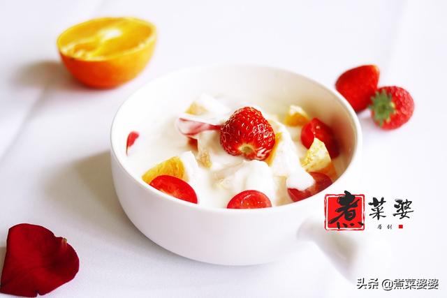 手把手教你做酸奶水果沙拉，酸奶水果沙拉怎么做（但一上桌就被儿子抢吃光）
