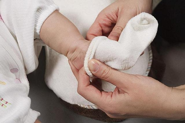 新生儿需要穿袜子吗夏天，婴儿要不要穿袜子夏天（宝宝在夏季是否穿袜子）