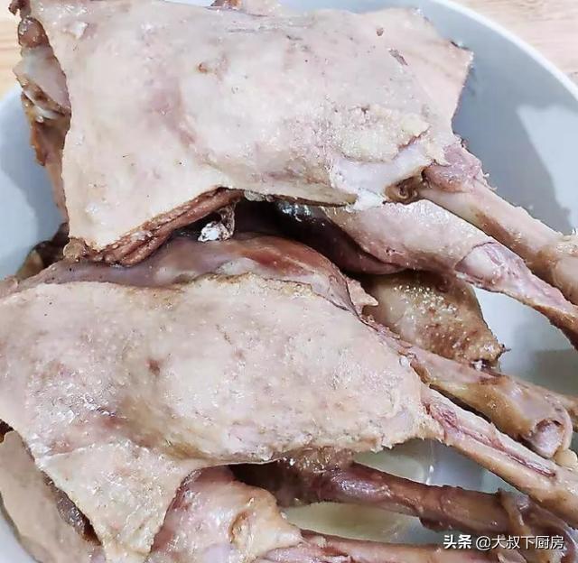 南京盐水鸭怎么吃，正宗南京盐水鸭的吃法（大叔家的南京食谱：盐水鸭腿）