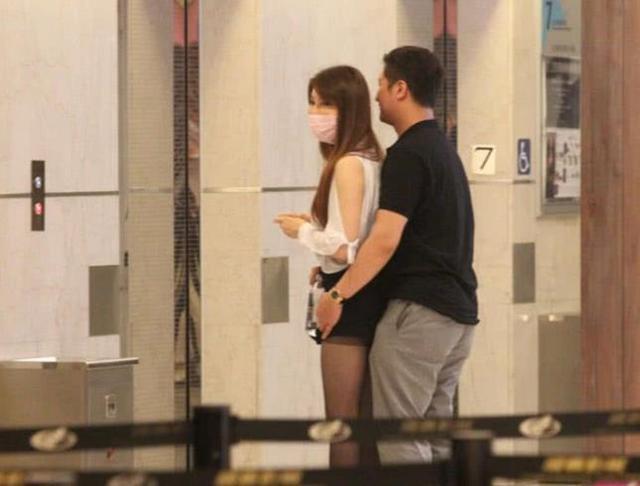 曾是杨紫琼接班人，如今直播翻跟头唱歌，52岁杨丽菁仍单身