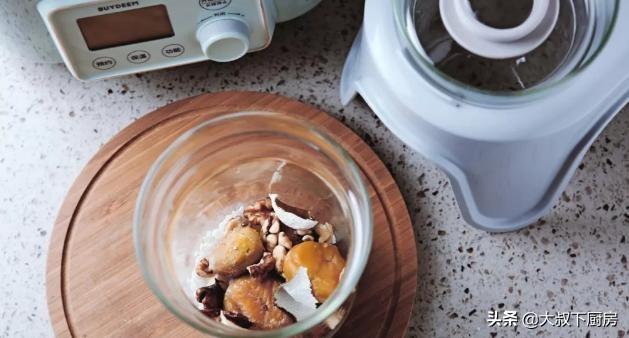 栗子粥的家常做法，栗子怎么熬粥做好吃（大叔家的小雪食谱：核桃栗子粥）