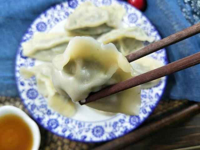 冷冻水饺的正确方法煮法，冻饺子的正确煮法是什么（是冷水煮还是热水煮）
