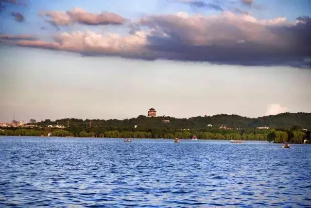 山外青山楼外楼的下一句，春风又绿江南岸的下一句（名师解读丨林升《题临安邸》）