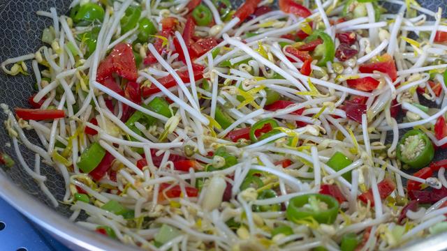 豆芽炒多久能熟，炒豆芽做法（在家发豆芽原来这么简单）