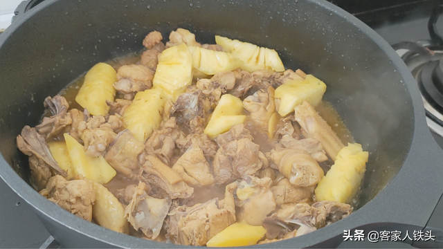 菠萝鸡块家常做法简单，半只鸡加1块菠萝