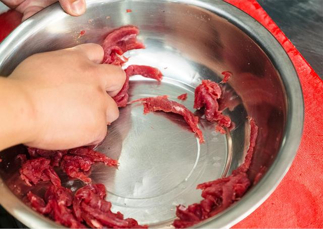 怎样腌制嫩牛肉片，腌制牛肉怎么做才鲜嫩（大厨一招就把牛肉变得又嫩又滑）