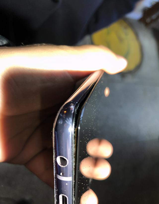 手机屏幕翘起来了怎么处理，手机翘屏怎么办（1750元的手机屏幕只管6天）