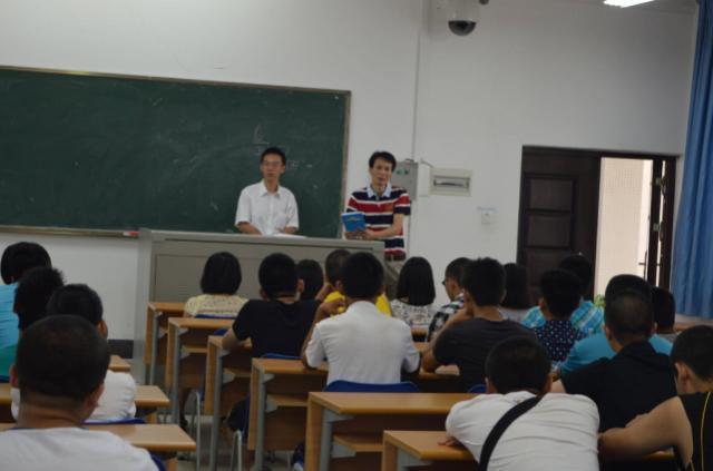 大学新生自我介绍，大学新生自我介绍简短（大一新生该如何做自我介绍）