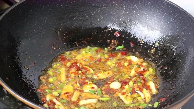 茄子怎么炒好吃，炒茄子怎么做好吃简单做法（茄子鲜香下饭不油腻）