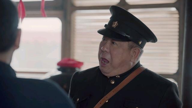 西装加运动鞋恶心，女生西装配什么鞋子（网友：好人坏人都被他承包了）