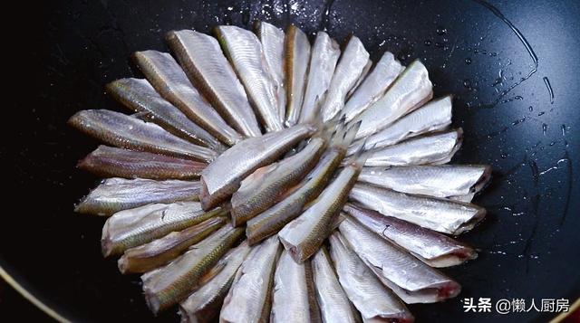 煎小鱼的做法大全视频，如何煎小鱼视频（这种小鱼不用扔）