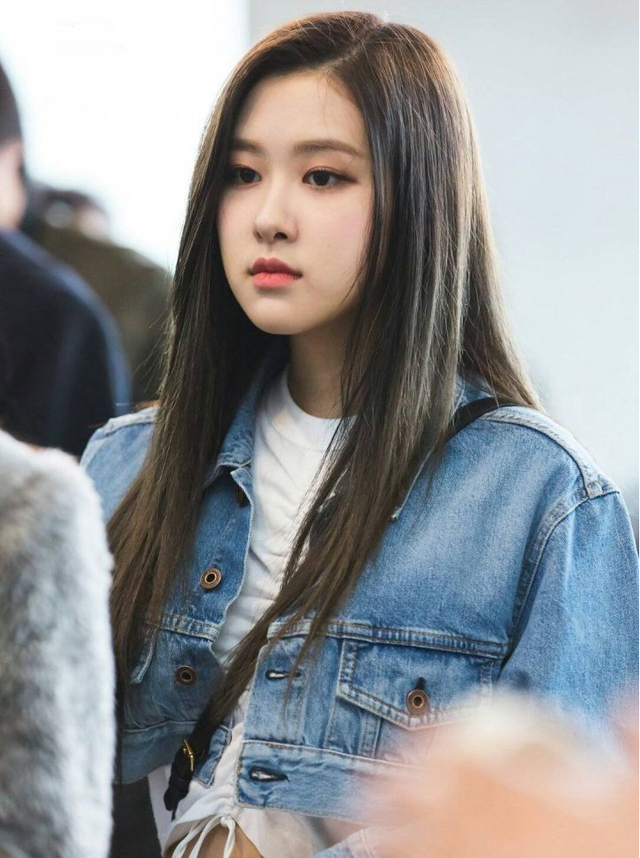 lisa是blackpink组合成员,与她同期出道的人还有金智秀,金智妮以及