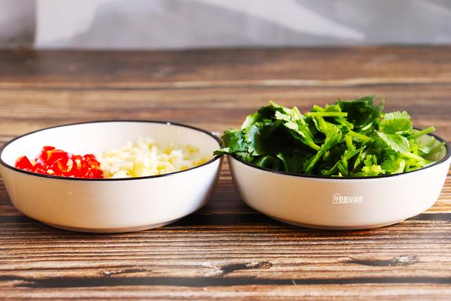 凉拌爽口木耳步骤，凉拌酸爽木耳做法（我家隔三差五吃1次）