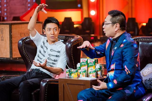 张绍刚，因主持《今日说法》大放异彩，而今他一家三口甜蜜照曝光