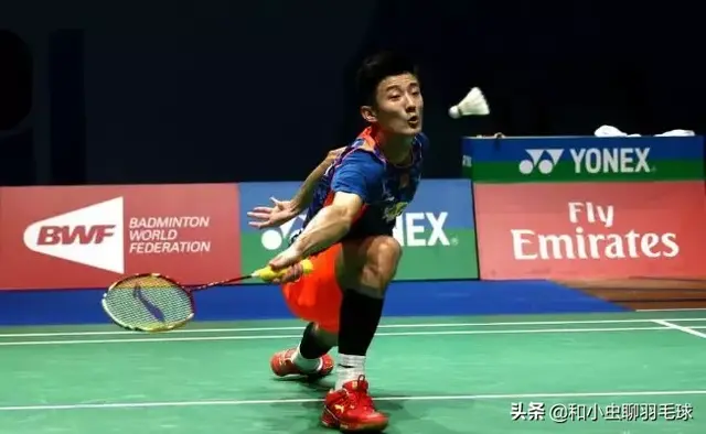 怎么选羽毛球拍，初学者如何选择羽毛球拍（如何选购适合自己的羽毛球拍）