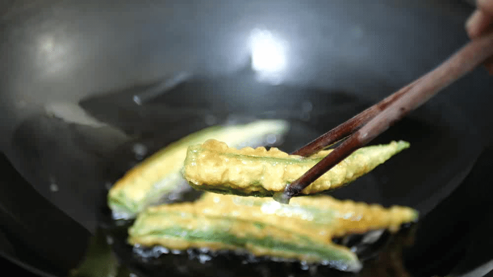 秋葵不焯水能吃吗，秋葵高温焯水好不好不焯水能吃吗（吃秋葵有什么好处）