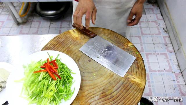 芹菜炒豆腐干的家常炒法，厨师长教你做芹菜炒豆腐干
