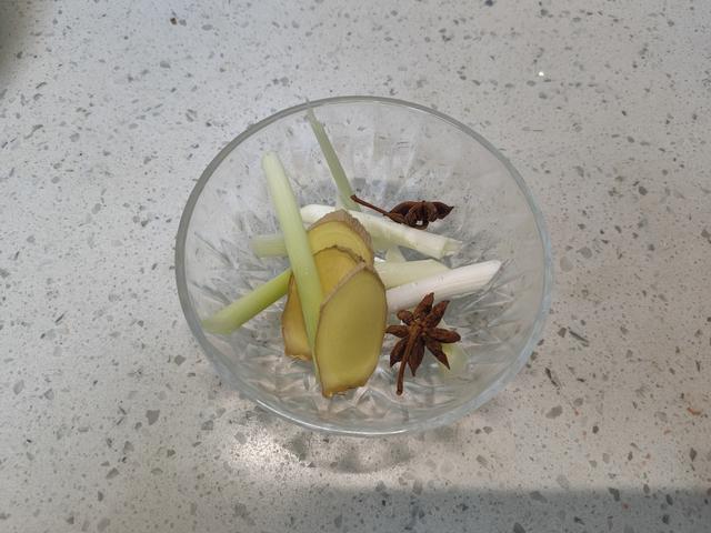 炖排骨什么时候放盐最好，炖排骨汤时什么时候放盐好（难怪排骨发柴不软烂）