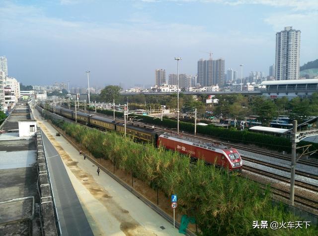运行在武汉与深圳之间的两趟普速客车，运行在武汉与深圳之间的两趟普速客车