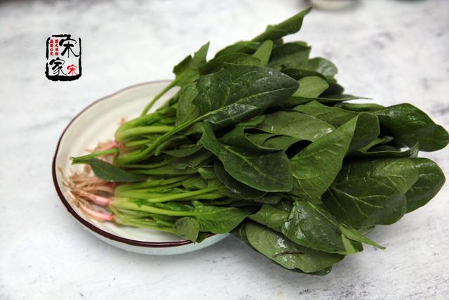 菠菜小鱼汤怎么做好吃，菠菜汤咋做好吃（3、5分钟就上桌）
