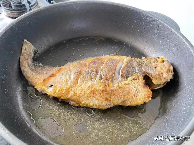 介绍煎鱼防粘锅的方法，介绍煎鱼防粘锅的方法作文（煎鱼不能直接下油锅）