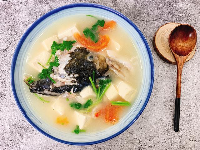 番茄鱼头汤有什么作用，西红柿鱼头汤的功效作用（别忘了加一种食材）