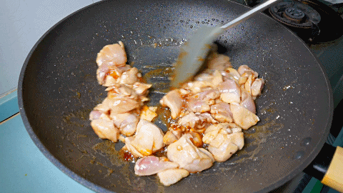 鸡肉炖土豆怎么炒好吃又嫩，土豆炖鸡这样做太好吃了