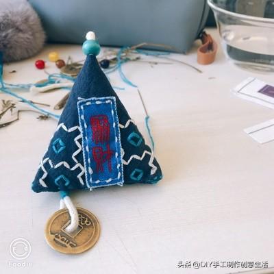 手工香囊怎么做又简单又漂亮，香囊的简单做法（一小块布绣上最简单的图案）