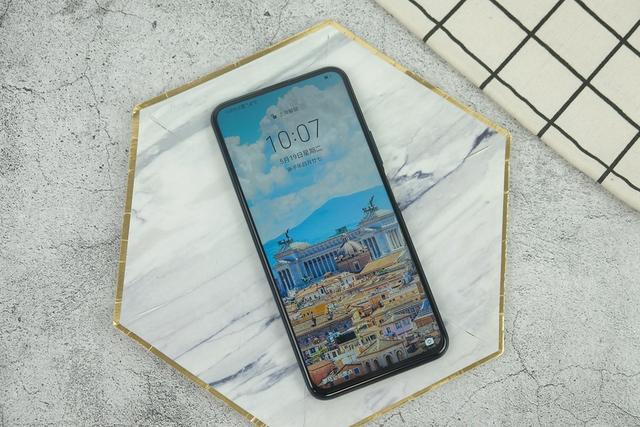 手机屏幕有许多细小的划痕怎么办，手机屏幕出现细小划痕（避免手机出现划痕）