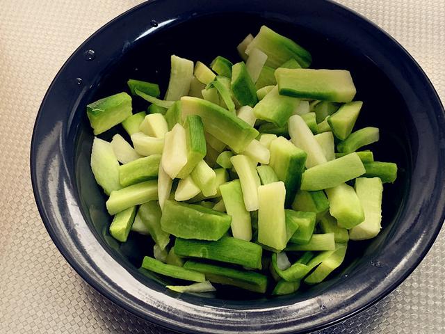 腌萝卜的制作方法，家庭自制腌萝卜（万万别用白糖和米醋）