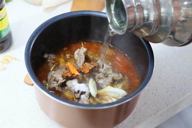 韭菜不适宜什么人群吃，吃韭菜的禁忌人群（中老年人要忌嘴：少吃萝卜韭菜）