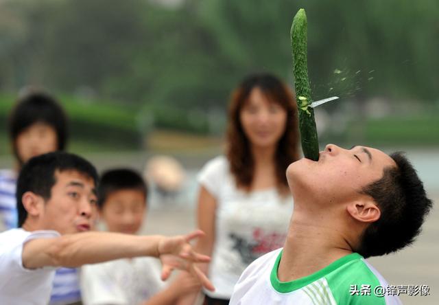 扑克牌飞行魔术揭秘，扑克牌魔术揭秘（扑克牌飞起来切断黄瓜）