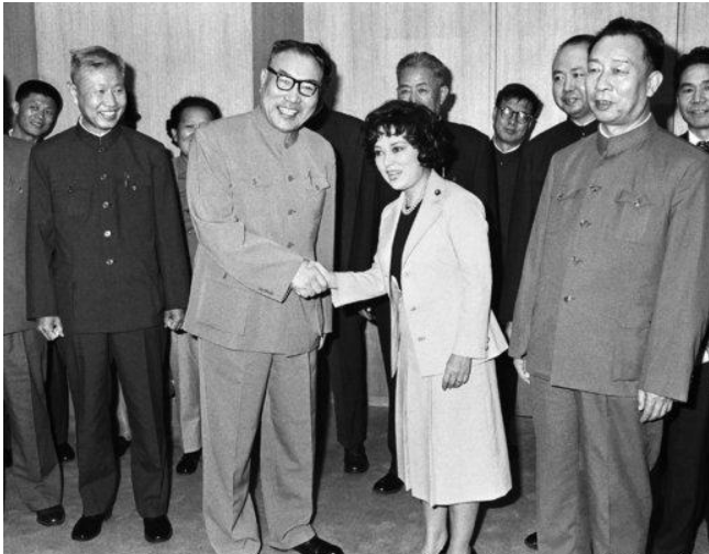 秋意浓和李香兰是同一首歌吗，吴国敬 李香兰（为何险些被当汉奸枪毙）