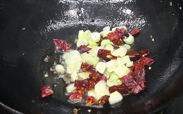 宫爆鸡丁的正宗做法，鲁菜宫保鸡丁最正宗的做法（大厨教你宫保鸡丁的正宗做法）