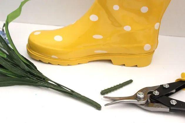 老式花束插花泥教程，老式花束插花泥教程图解（在旧鞋里插花）