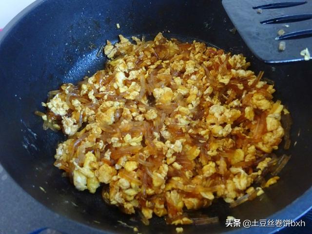 酸菜蒸饺的做法，酸菜蒸饺的做法步骤（这么做馅鲜皮筋道）