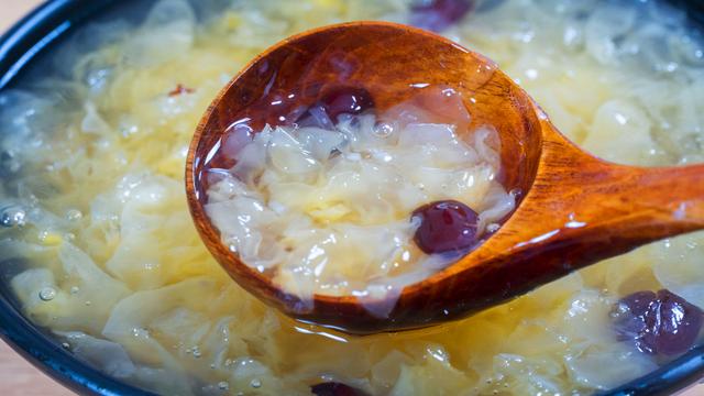 煮银耳怎么煮粘稠，煮银耳汤怎样做才稠（这才是煮银耳羹的正确做法）