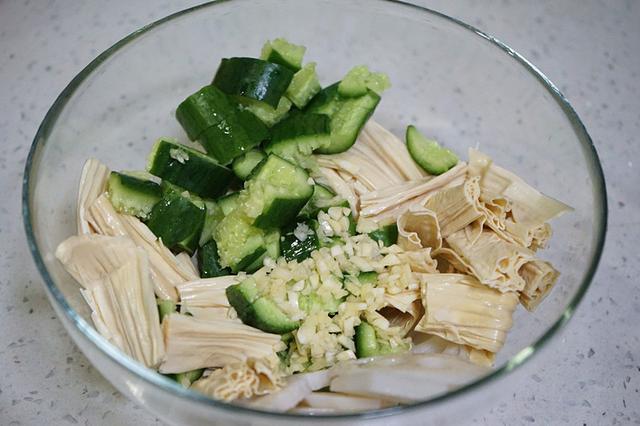 小乳瓜怎样拌好吃，小乳瓜的吃法（三色搭配口感清爽又好看）