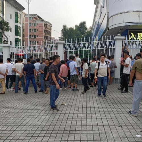 附近零工一天结一天工资300，在工地跟一个做完接着另一个（深圳最大临时工市场）