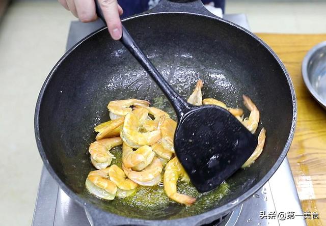 大虾怎么炒好吃，大虾怎么炒好吃又简单的做法（想吃虾不用再去饭店了）