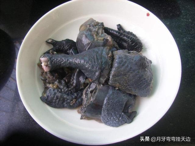 怎样炖乌鸡汤好喝，清炖乌鸡汤怎么炖好喝又营养（汤色清亮补而不燥）