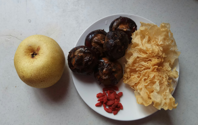 银耳汤的功效和作用，银耳汤的功效（女人要常喝这道银耳羹）